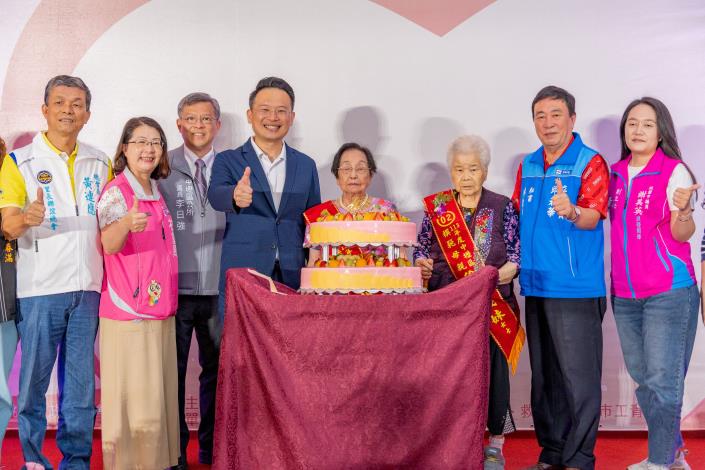 蘇副市長與胡李鳳蘭女士及徐何錢妹女士共同切蛋糕祝賀