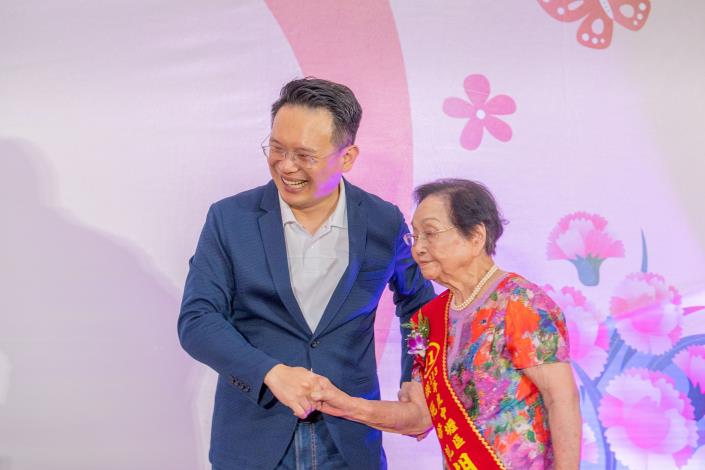 蘇副市長向模範母親握手致意