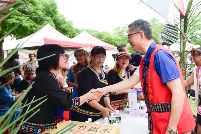王副市長與原住民族人握手致意