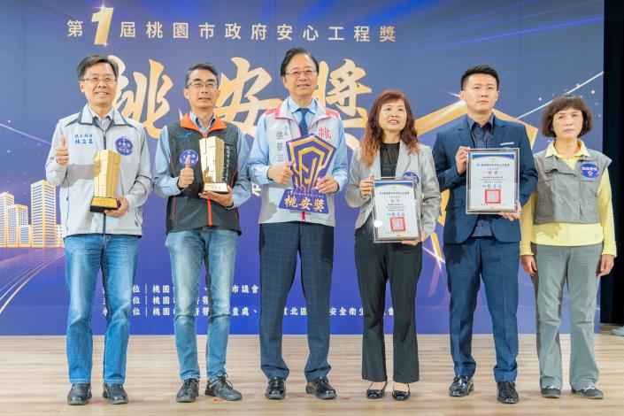 張市長與獲得「桃安獎公共工程B組」特優及佳作的營造業者合影