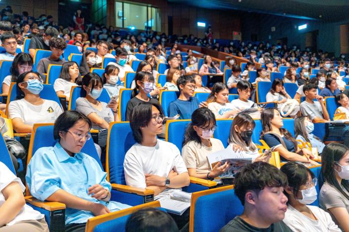 學子們仔細聆聽市長分享暑期工讀是人生寶貴經歷