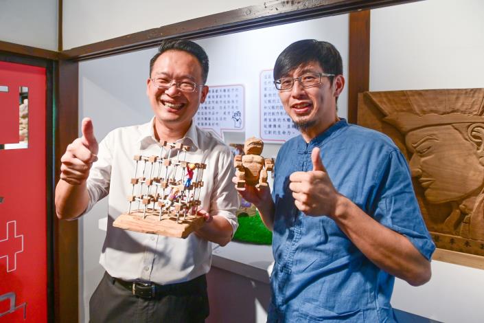蘇副市長與策展人吳欣益展出自創的木作玩具