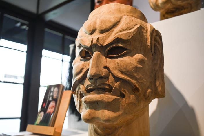 本次展覽亦展出木雕大師潘德創作的「復刻神將偶頭」