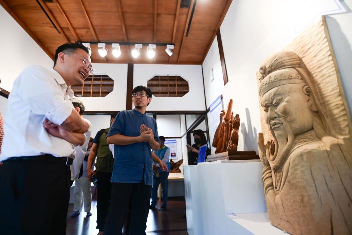 策展人吳欣益引導蘇副市長至藝師館參觀