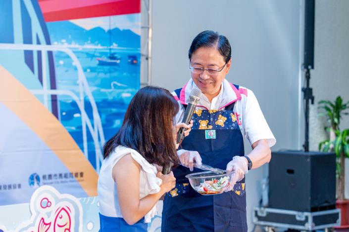張市長製作泰式海鮮沙拉