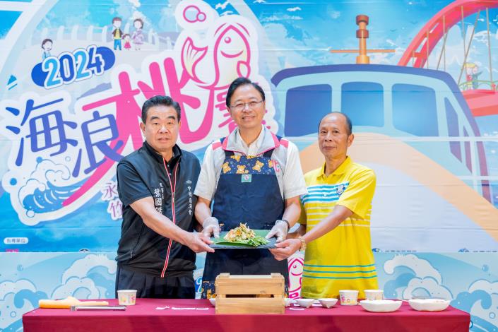 張市長與漁會理事長展示並品嘗泰式海鮮沙拉