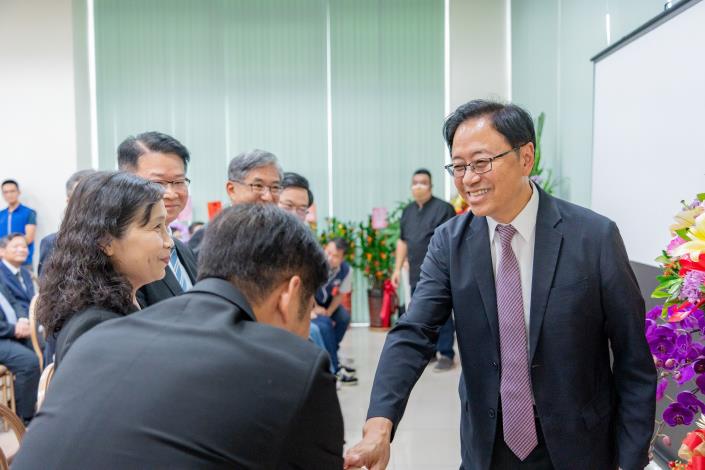 張市長與出席貴賓握手致意