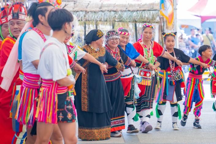 原住民朋友沈浸在祭典的歡愉中