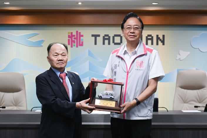 張市長感謝同致電子暖心回饋社會