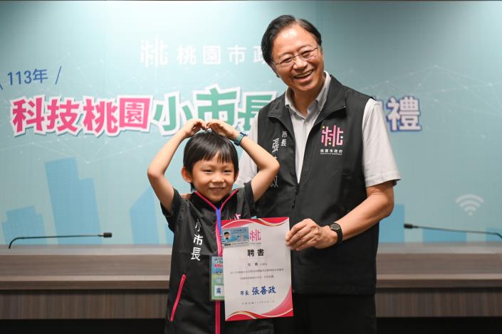 市長頒發證書予今日參加體驗營的小市長