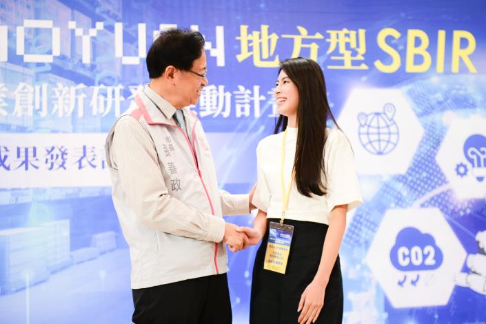 張市長和榮獲補助之企業代表握手互動