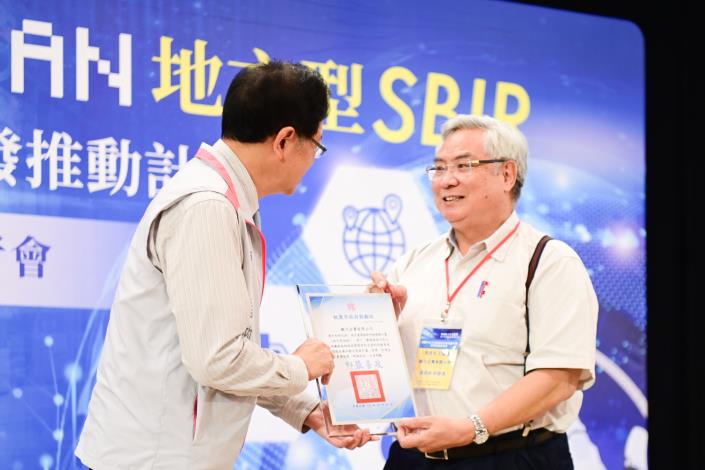 張市長致贈鼓勵狀予榮獲補助之企業