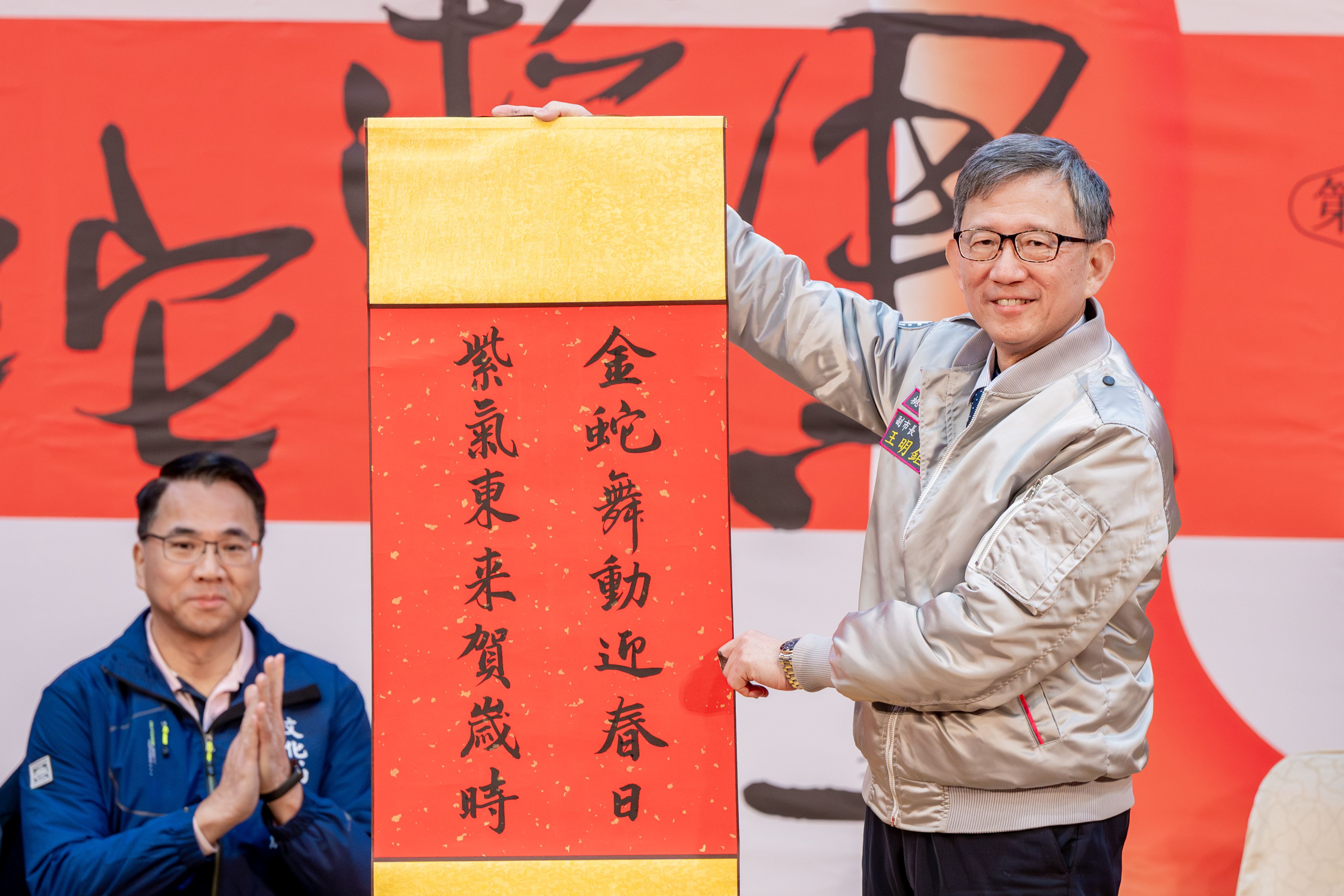 王副市長揭開試題卷軸