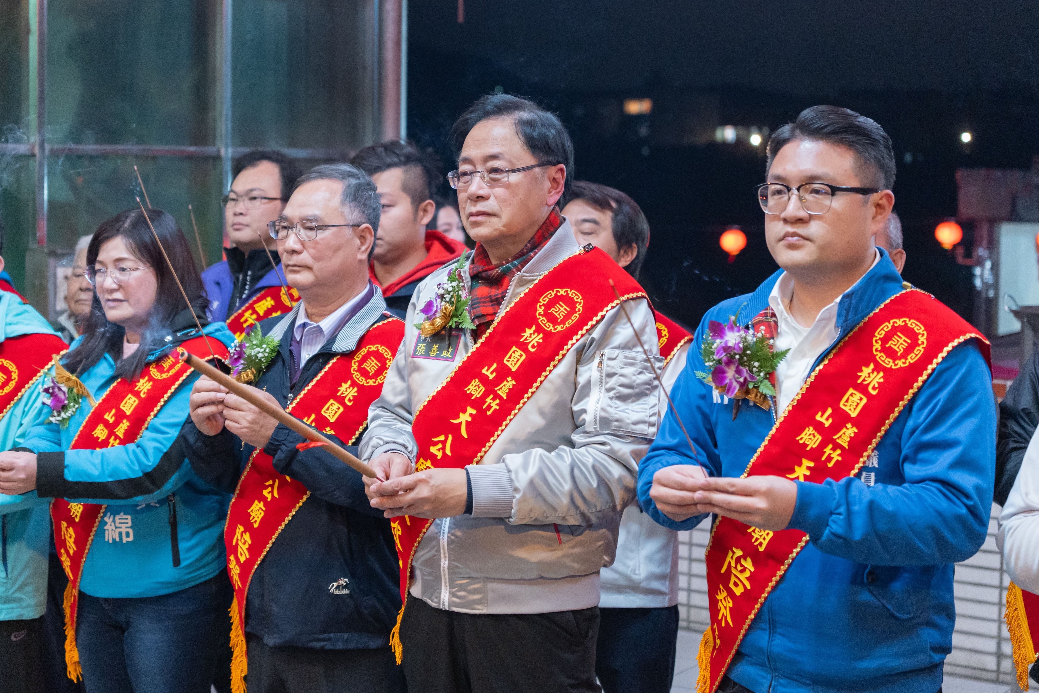 張市長與出席貴賓一同參拜