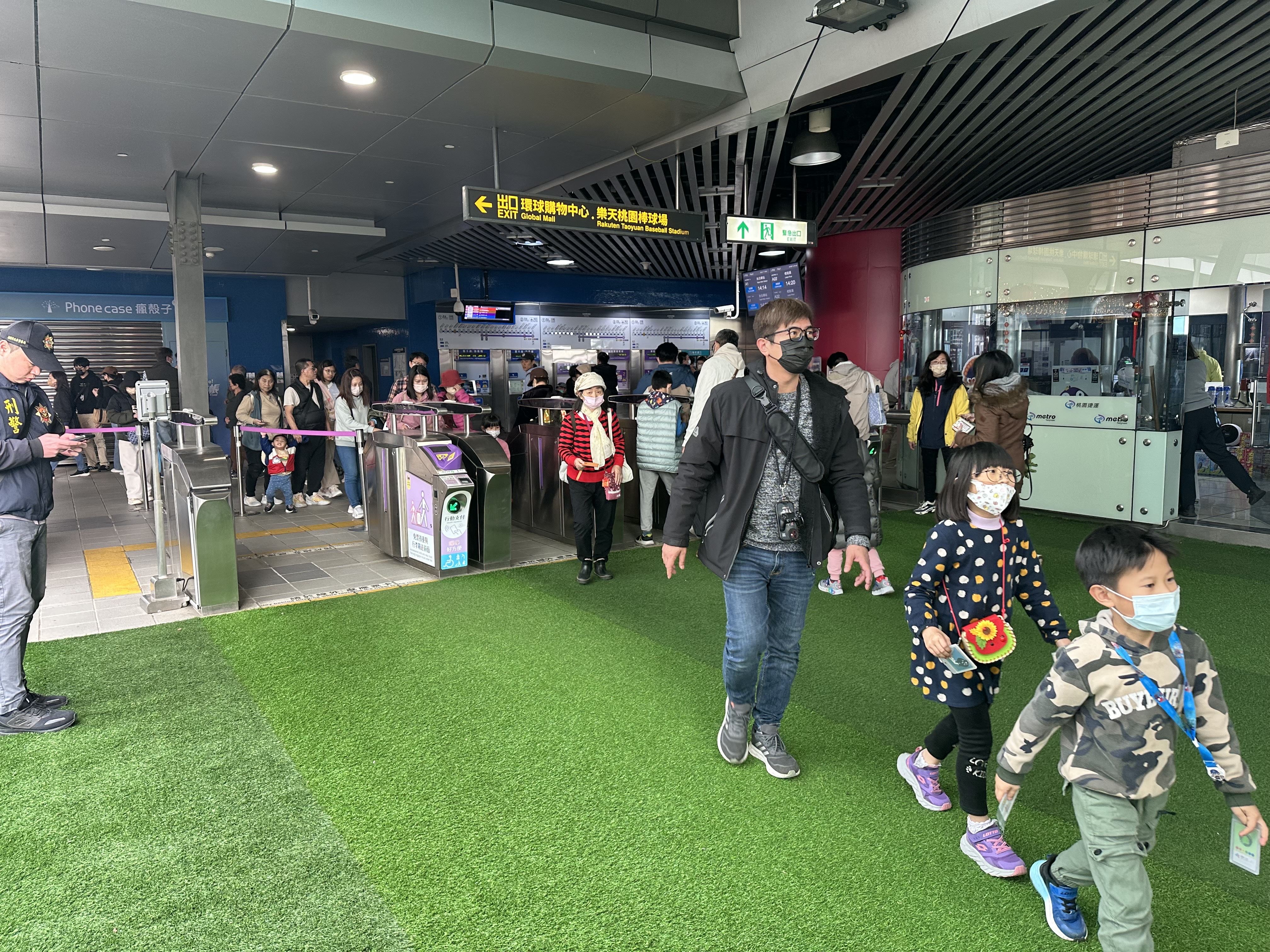 賞燈民眾進出捷運站順暢