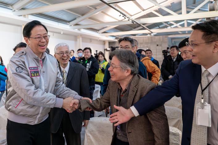 張市長與專家學者握手致意