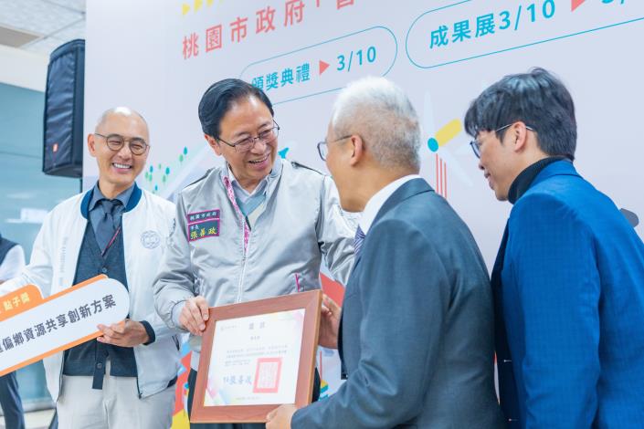 張市長一一表揚優秀提案