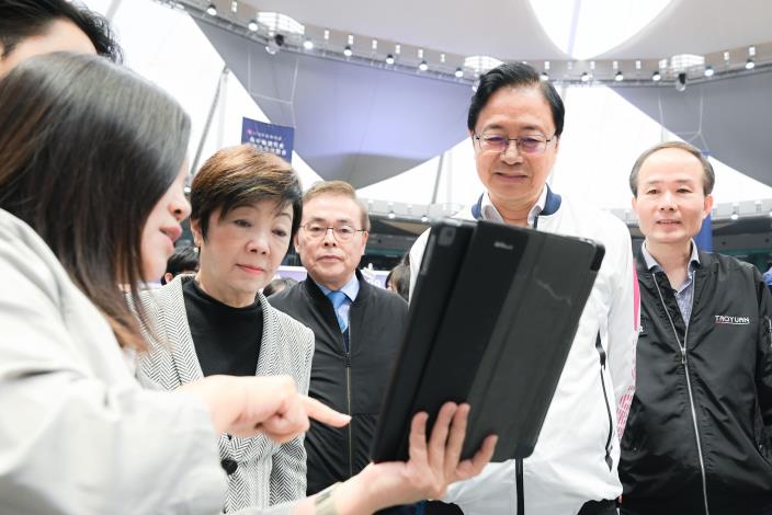設展廠商向張市長及張董事長介紹攤位特色
