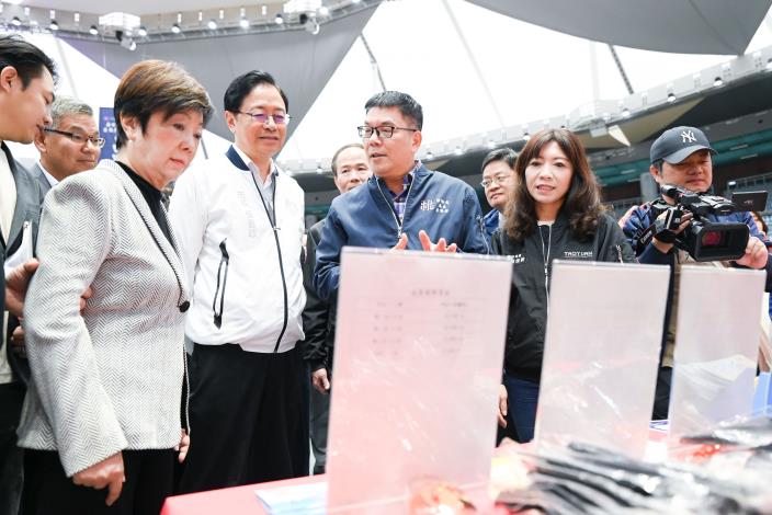張市長及張董事長參觀各廠商攤位