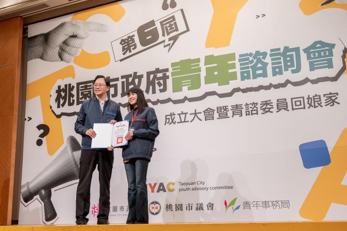 張市長頒發聘書