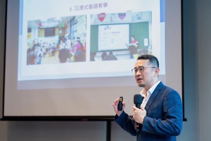 客家局長范姜泰基於座談會分享市府近期推動的各項客語政策及客庄觀光經驗