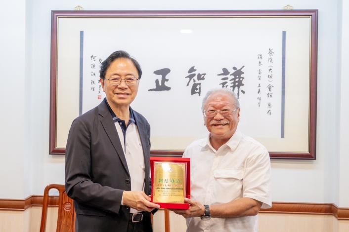 新加坡茶陽（大埔）會館新任會長何謙誠致贈張市長「團結鄉誼」牌匾