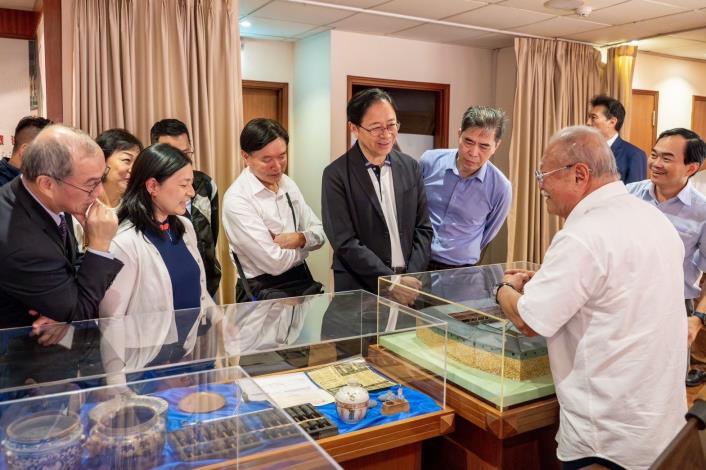 新加坡茶陽（大埔）會館新任會長何謙誠向張市長一行介紹會館展品與歷史