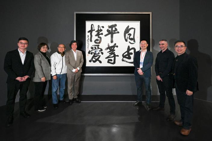 蘇副市長與朱振南老師的書藝作品合影留念