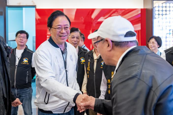 張市長與金門鄉親握手致意