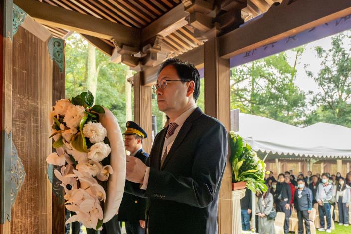 張市長向烈士英靈獻花
