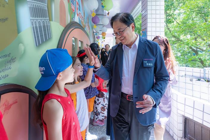 興國國小學童歡迎張市長與貴賓