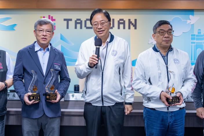 張市長肯定各得獎區公所在役政服務上的努力與成果，期勉各區公所效仿得獎公所，以專業的役政服務精神，為役男們打造安心及良好的服役及學習環境