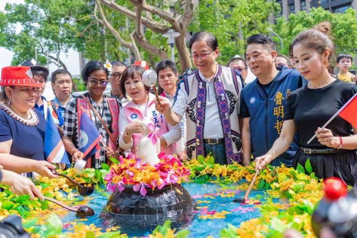 張市長與貴賓在浴佛台前浴佛