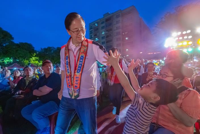 張市長與現場孩童打招呼