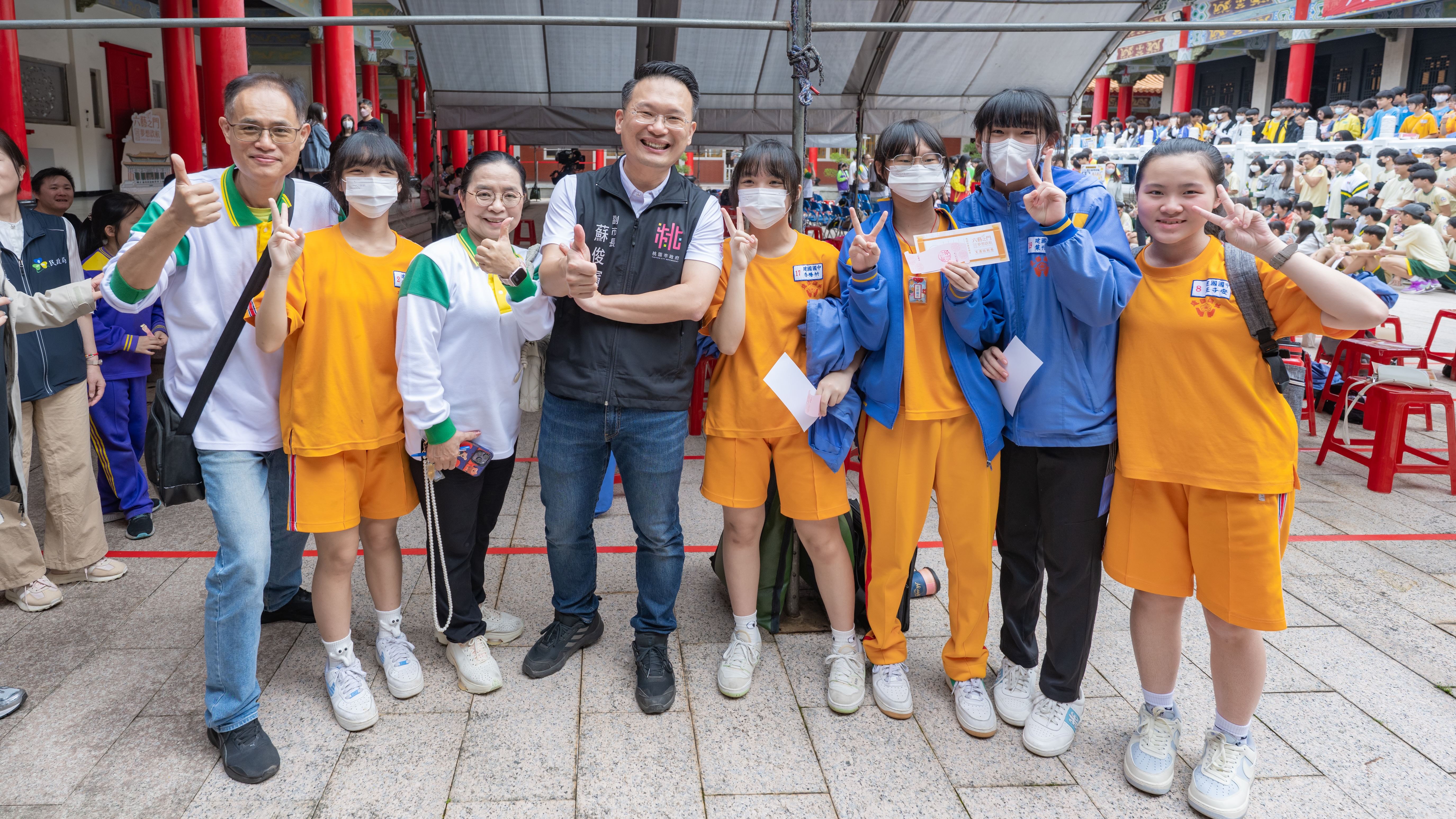 蘇副市長和學生及家長們合照