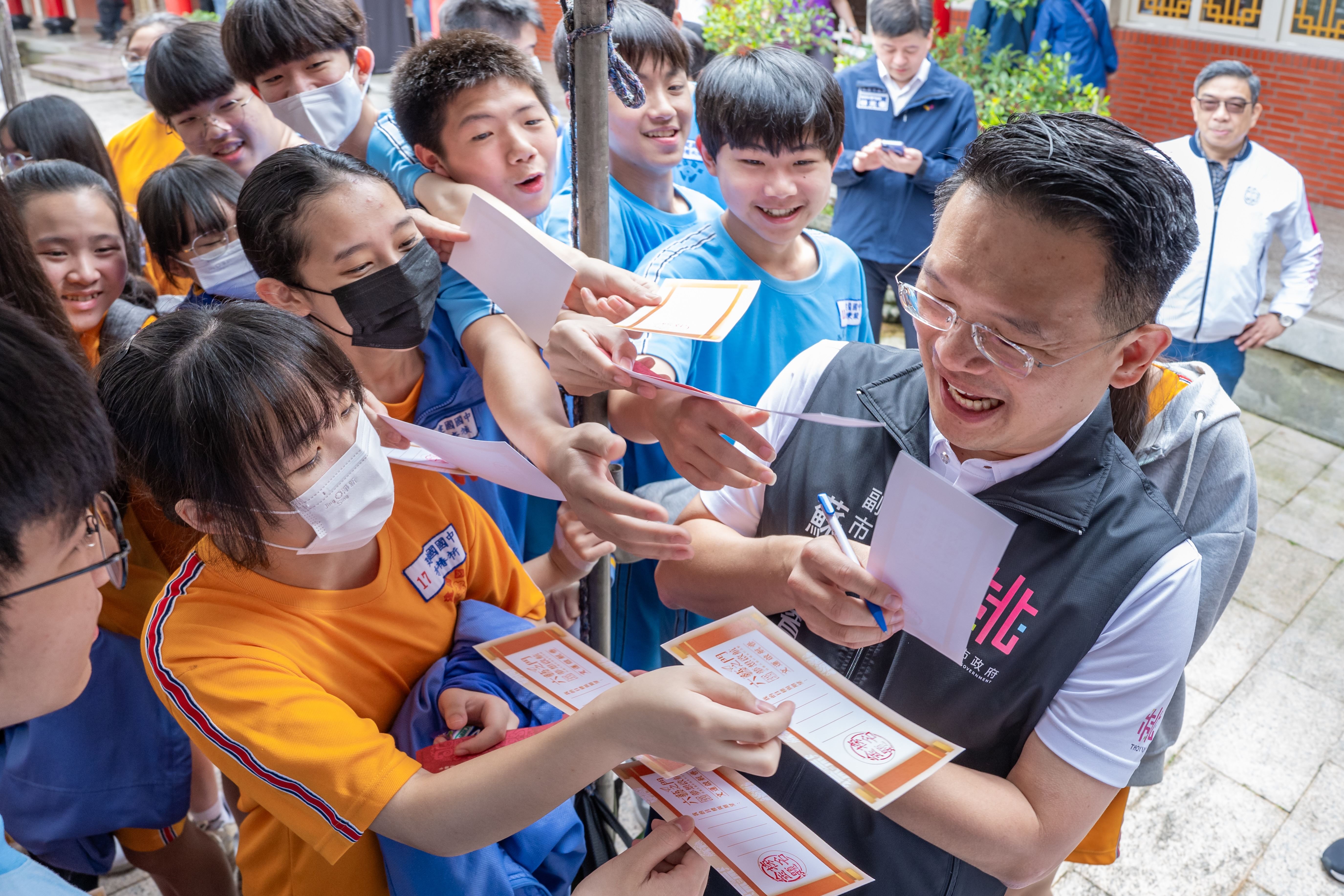 考生熱情邀請蘇副市長給予祝福