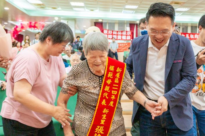 蘇副市長與新屋區模範母親張范招妹女士互動