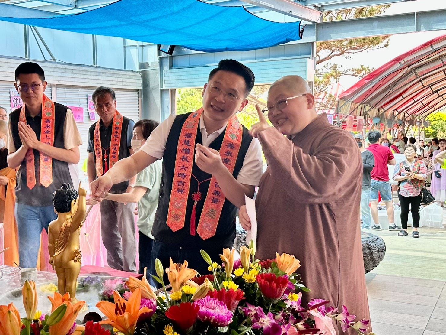 蘇副市長與廟方人員互動