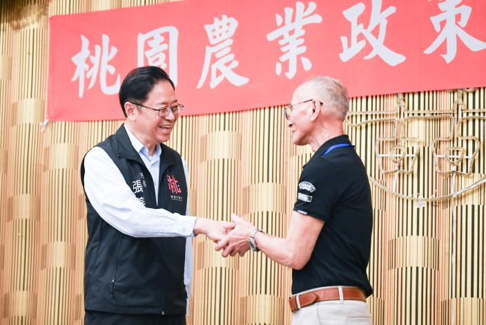 張市長與在地農民握手致意
