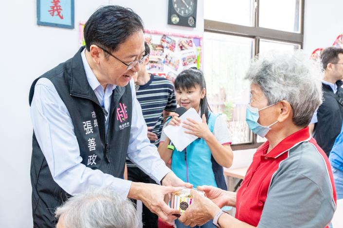 張市長和現場民眾親切互動
