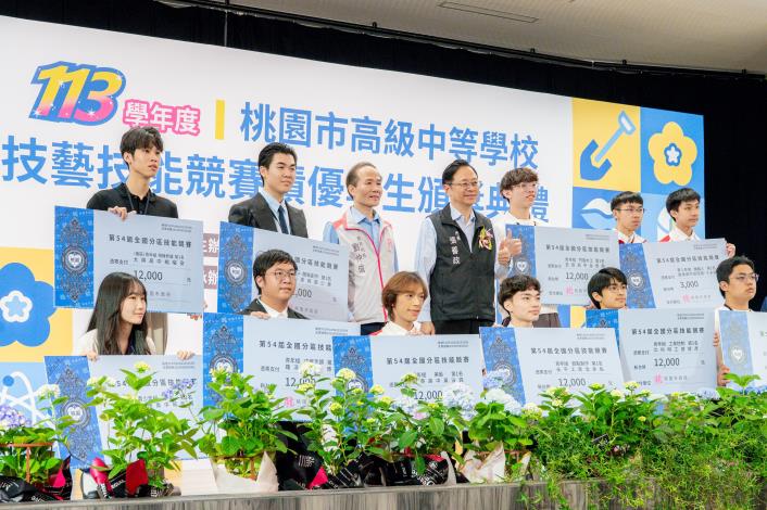 張市長、劉局長和獲獎學生合影