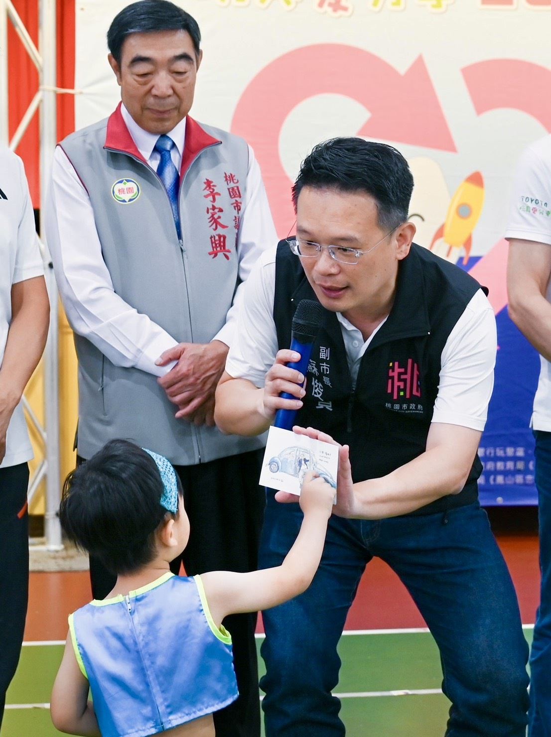 蘇副市長與小朋友分享手繪卡片