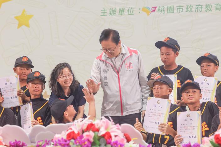 張市長和受獎學生擊掌