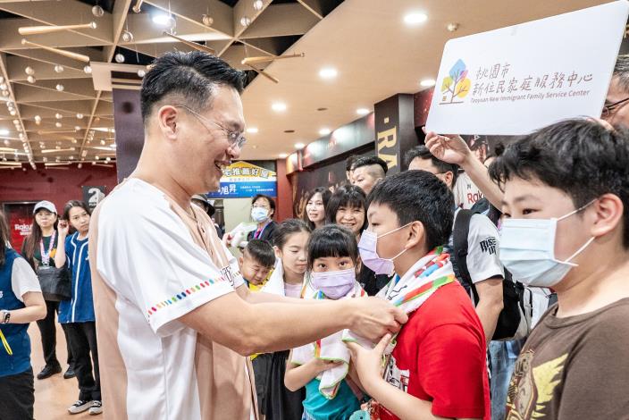 蘇副市長熱情與小朋友互動