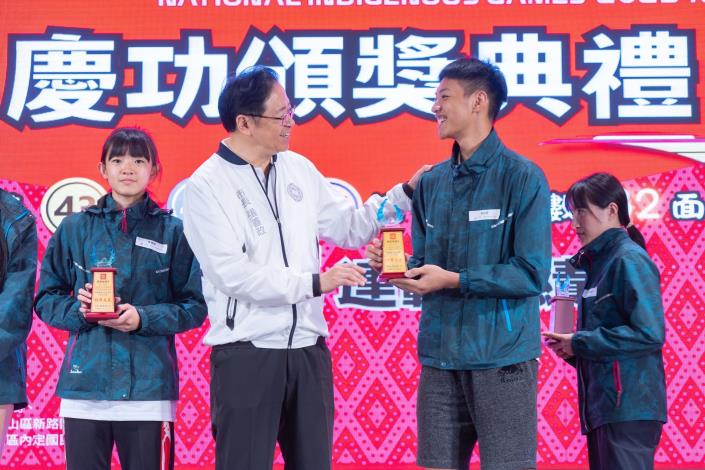 張市長頒獎予參賽選手