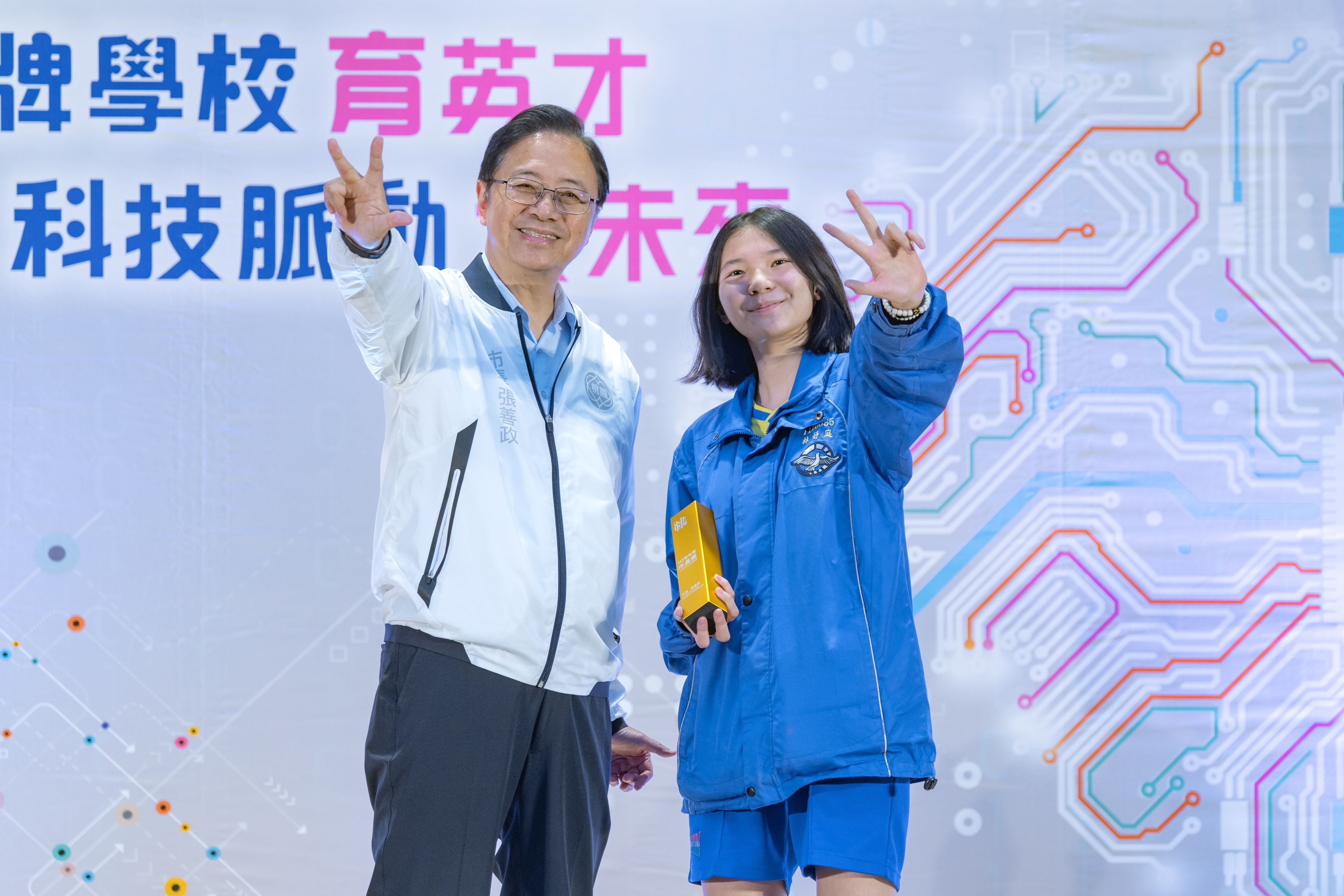 張市長與獲獎學生合照