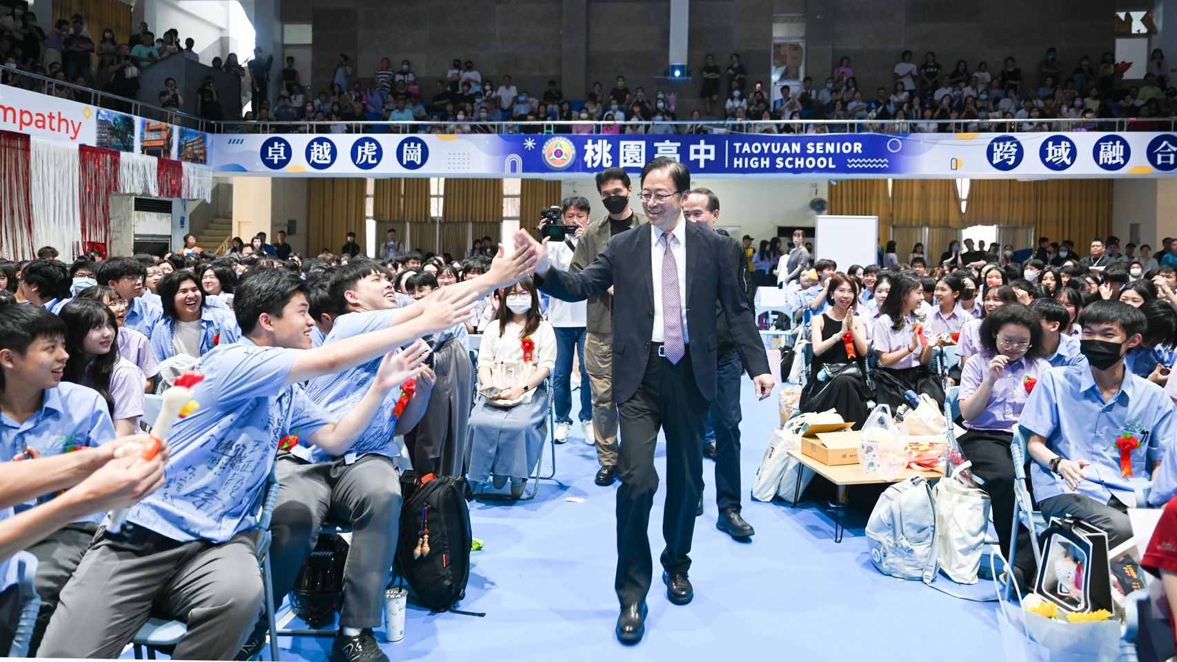 張市長與現場學生擊掌