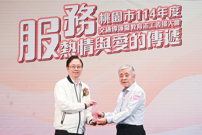 張市長頒發「終身楷模獎」予游斌賦志工