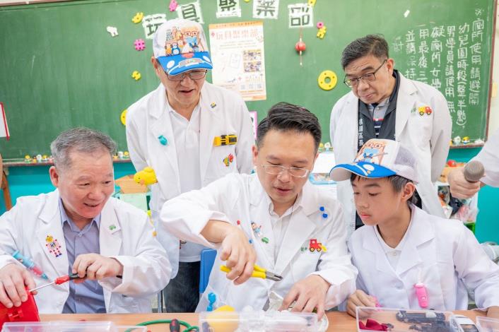 蘇副市長與貴賓及學生一同修玩具