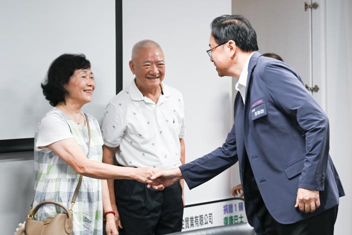 張市長和葉先生及沈女士握手致謝